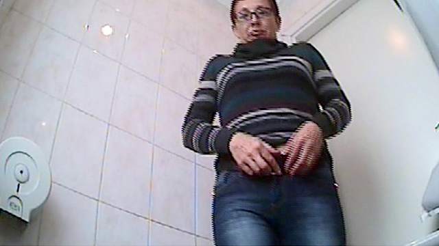 Stunning pissing scene in the voyeur blog