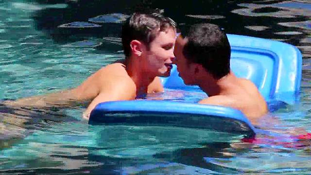Beauty gay Santiago Figueroa fucks in the bedroom