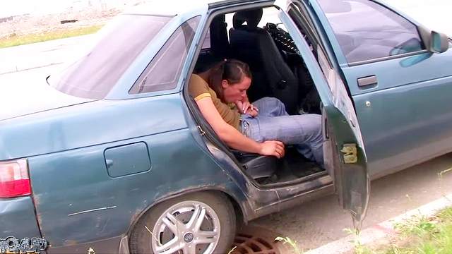 Amateur deepthroats cock in car