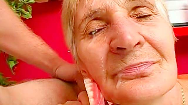 Mature granny fuck in her shaved puss