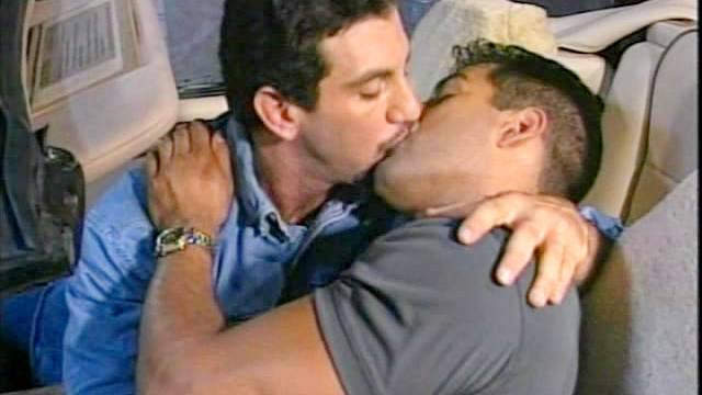Muscle dudes kissing and doing blowjob to each other