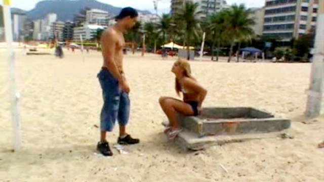 Sexy blonde with nice ass gives a blowjob in the beach