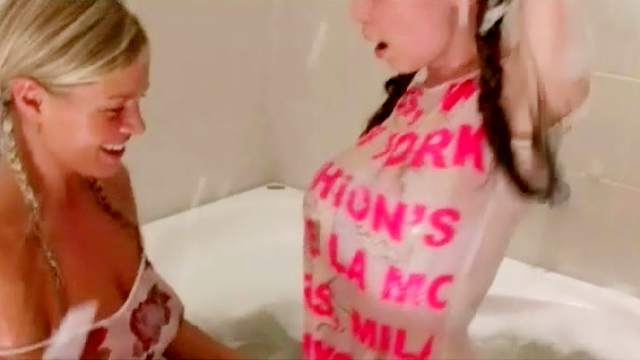 Blonde Lana kisses puss of her sister in the bath