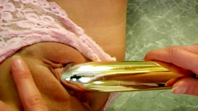 European models are playing with gold dildo
