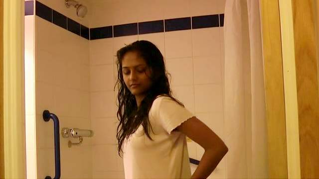 Tanned Asian Divya shows her wet body