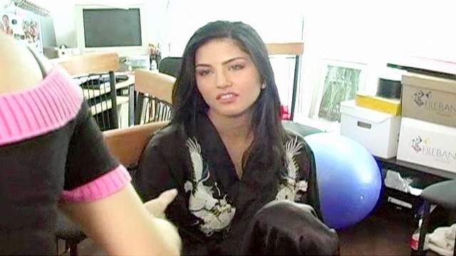 Sunny Leone get a nice pornstar makeup