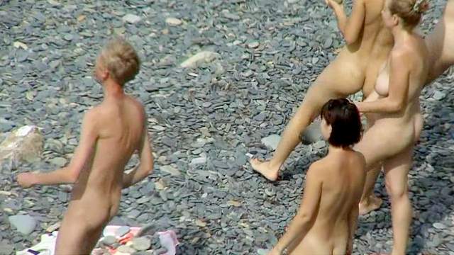 Tall naked babes are walking on the beach