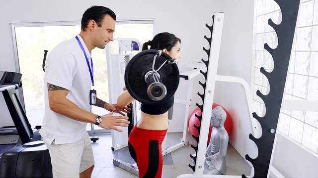 Horny dude gets laid with a sporty bitch right down at the gym