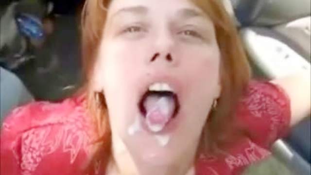 Redhead sucks out load in the car