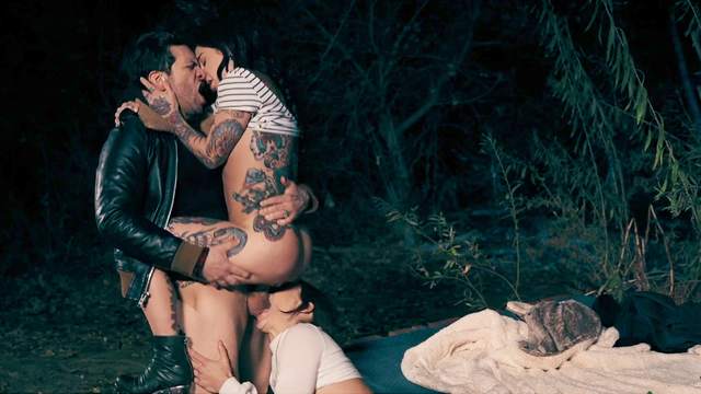 Pure lust into the woods with two girls on one dick