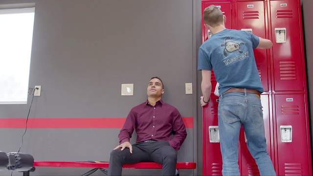 Hunky gay gym rats Anthony Moore and Julian Brady hook up