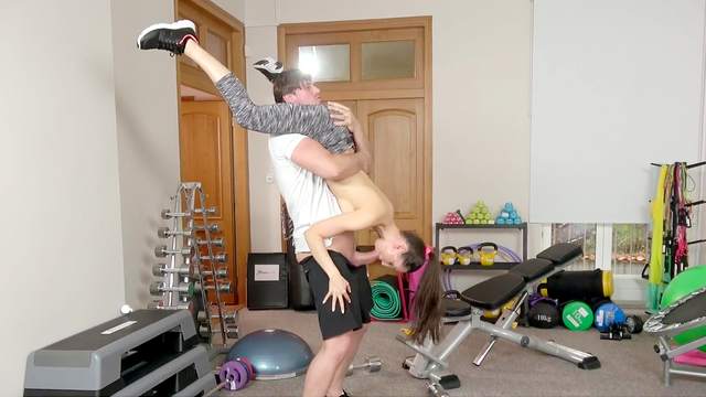 Sexy ass MILF gets laid with her gym trainer