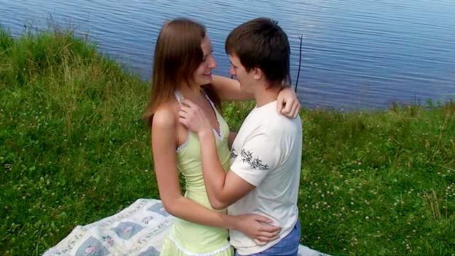 Teen couple on a picnic fucks