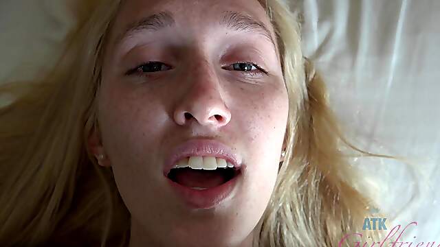 Young blonde loves jizz on her toes after remarkable home foot job
