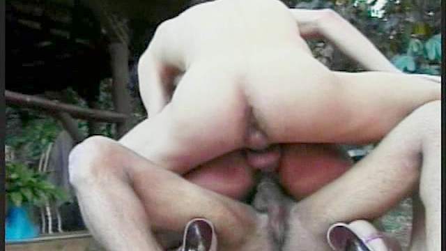 Bisexuals double penetrate a girl