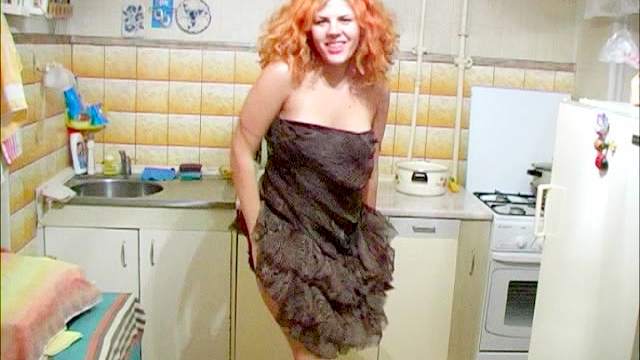 Redhead and glamorous babe Alisia is pissing in the kitchen
