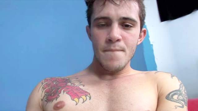 Tattooed solo hottie masturbates and toys