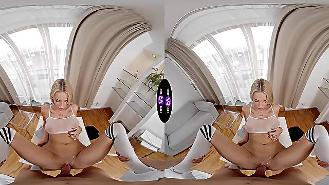 Naomi's luscious love tunnels engulf in VR