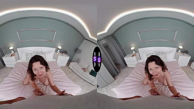 Experience Lola's bouncing naturals in VR as she rides and gets a POV Handie