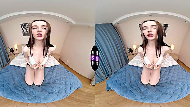Teen Polly Yangs' juicy peach in VR HD