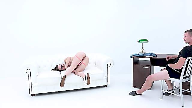 Glasses-clad Wendy moon goes wild on the couch: MILF master of oral pleasures