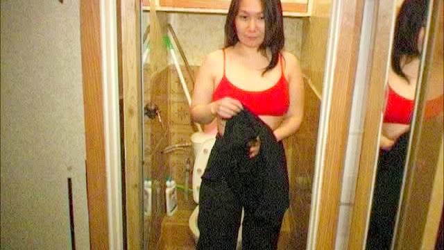 Asian pissing video in the bathroom