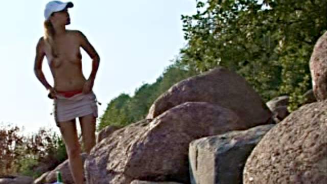 Hiking chick pees in voyeur video