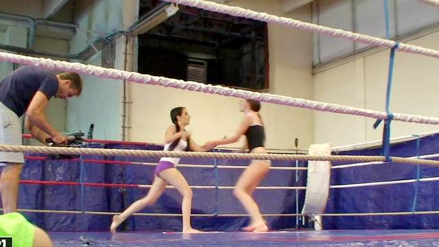 Catfight in the boxing ring is sexy