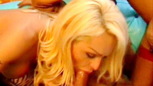 Heavy oral sex in shemale threesome