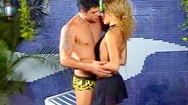 Blonde tranny gives a good blowjob