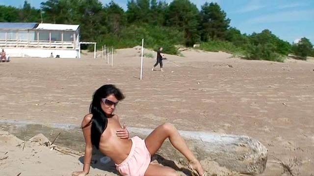 Hot naked chick at the public beach