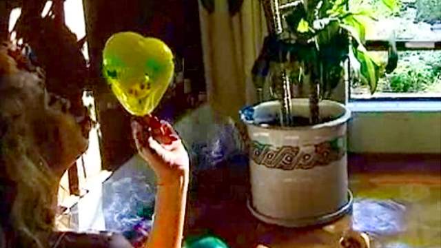 She pops balloons with her cigarette