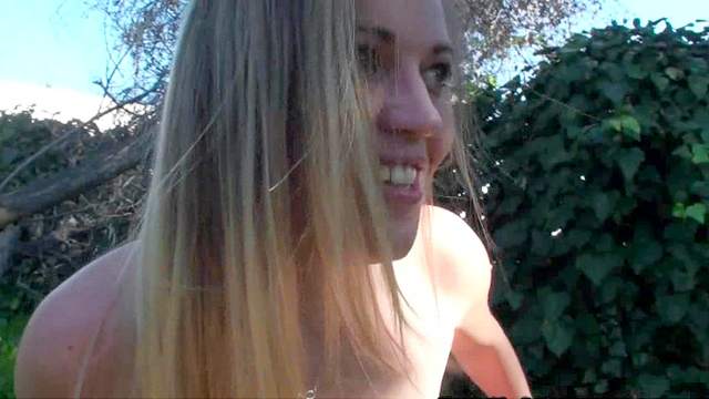 Hot outdoor dick-sucking session with Daisy Lane