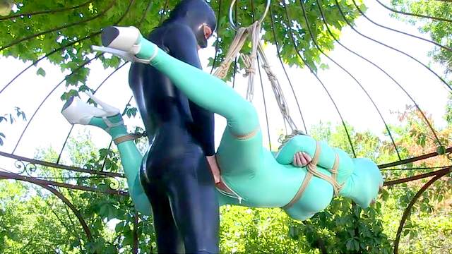 Hanged babe Latex Lucy is getting shaft in her face