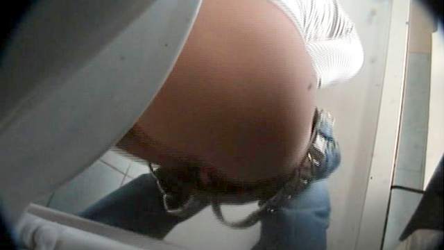 Cute babe with tanned ass is peeing