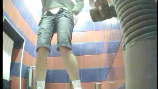 Great babe is peeing in the sportive style