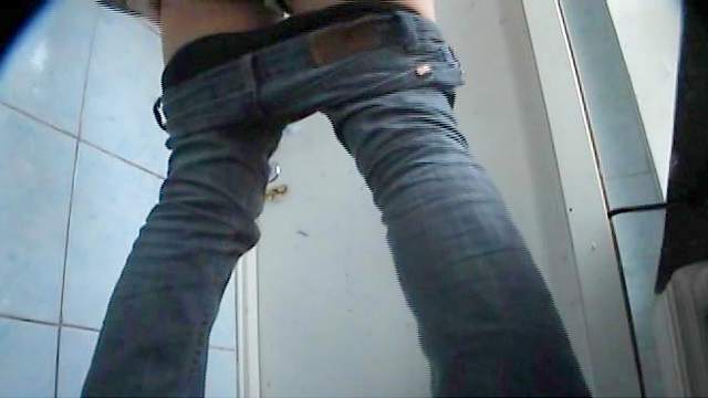 Hardcore peeing scene with nice booty