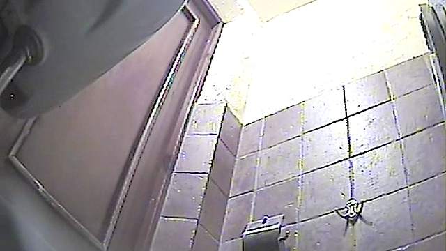 Great booty of that babe is so sexy in the toilet