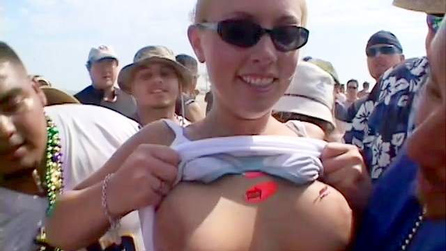 Nice public demonstration of truly great boobies