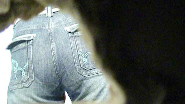 Babe in tight blue jeans is peeing so sexy on the camera