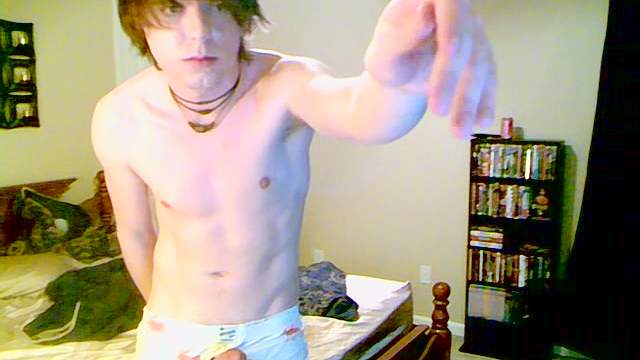 Trace Van De Kamp masturbates on the webcam