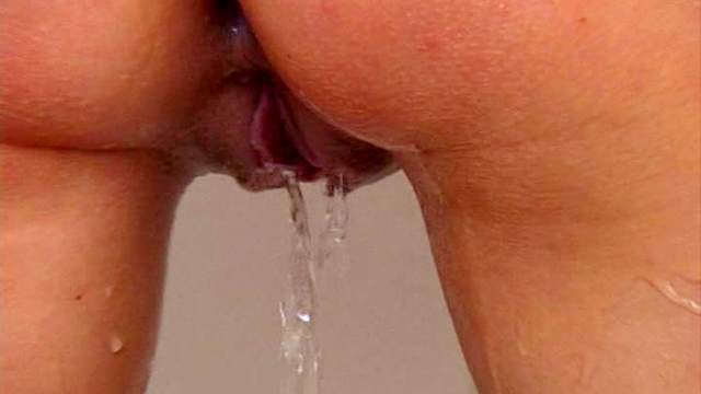 Nice babe Caroline R is washing her wet vagina