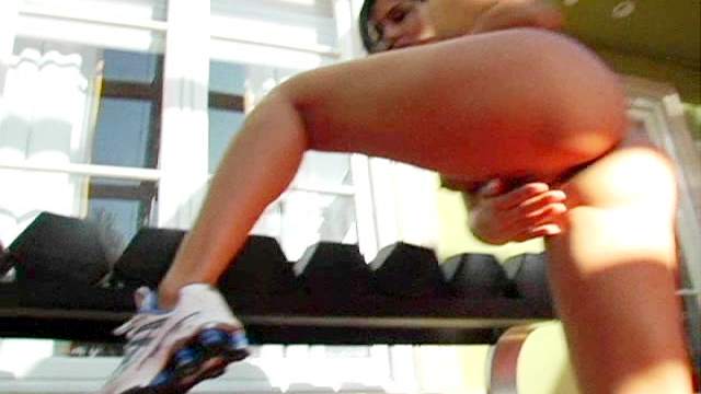 Sunny Leone is posing naked in the gym