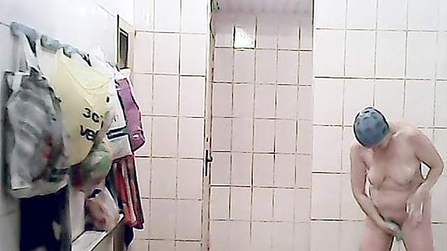 Spicy babe with big butt in the voyeur